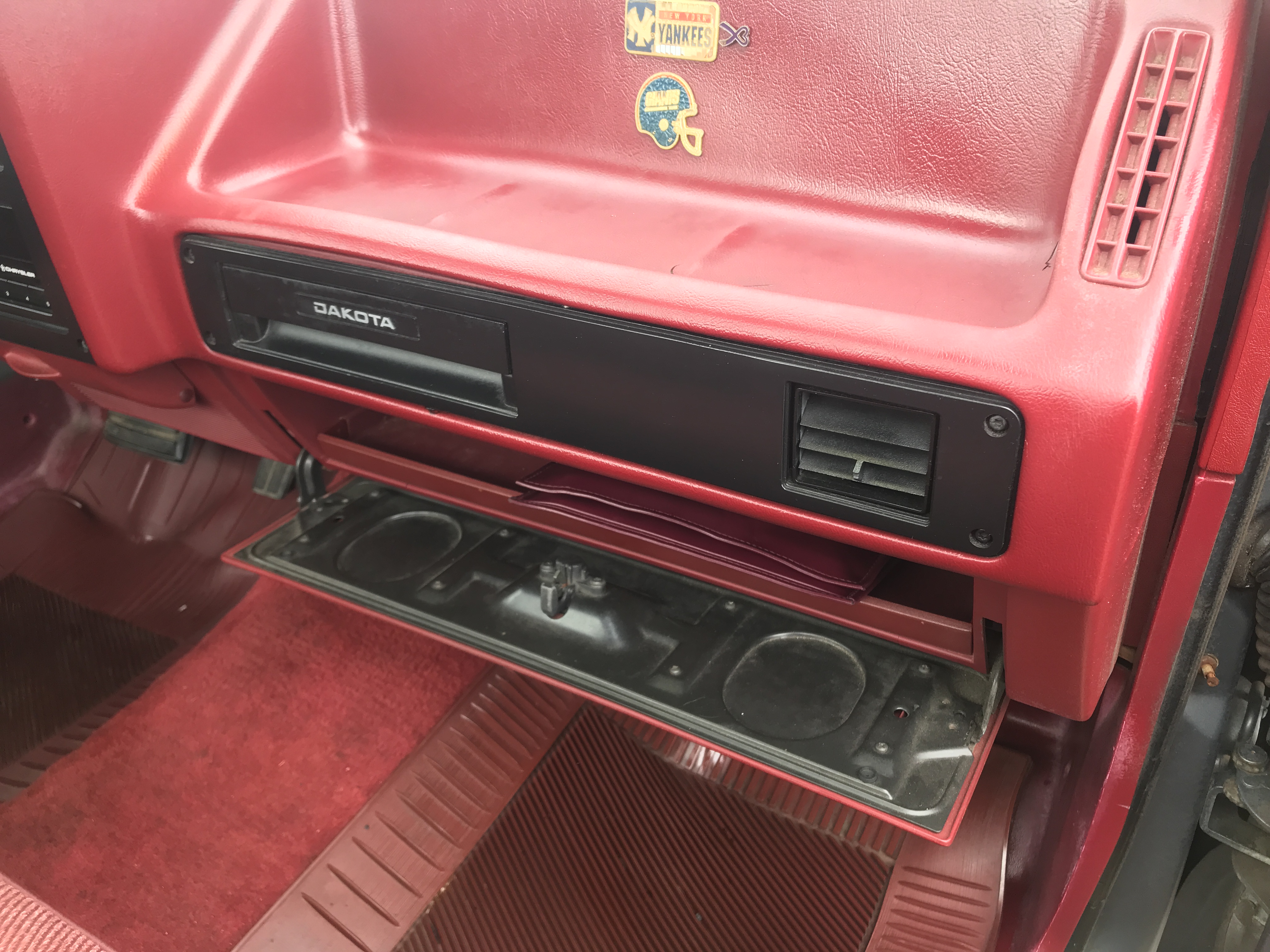 1991 Dodge Dakota Pickup ONE OWNER 117K 8 foot bed and roomy bench seating NICE — photo 37